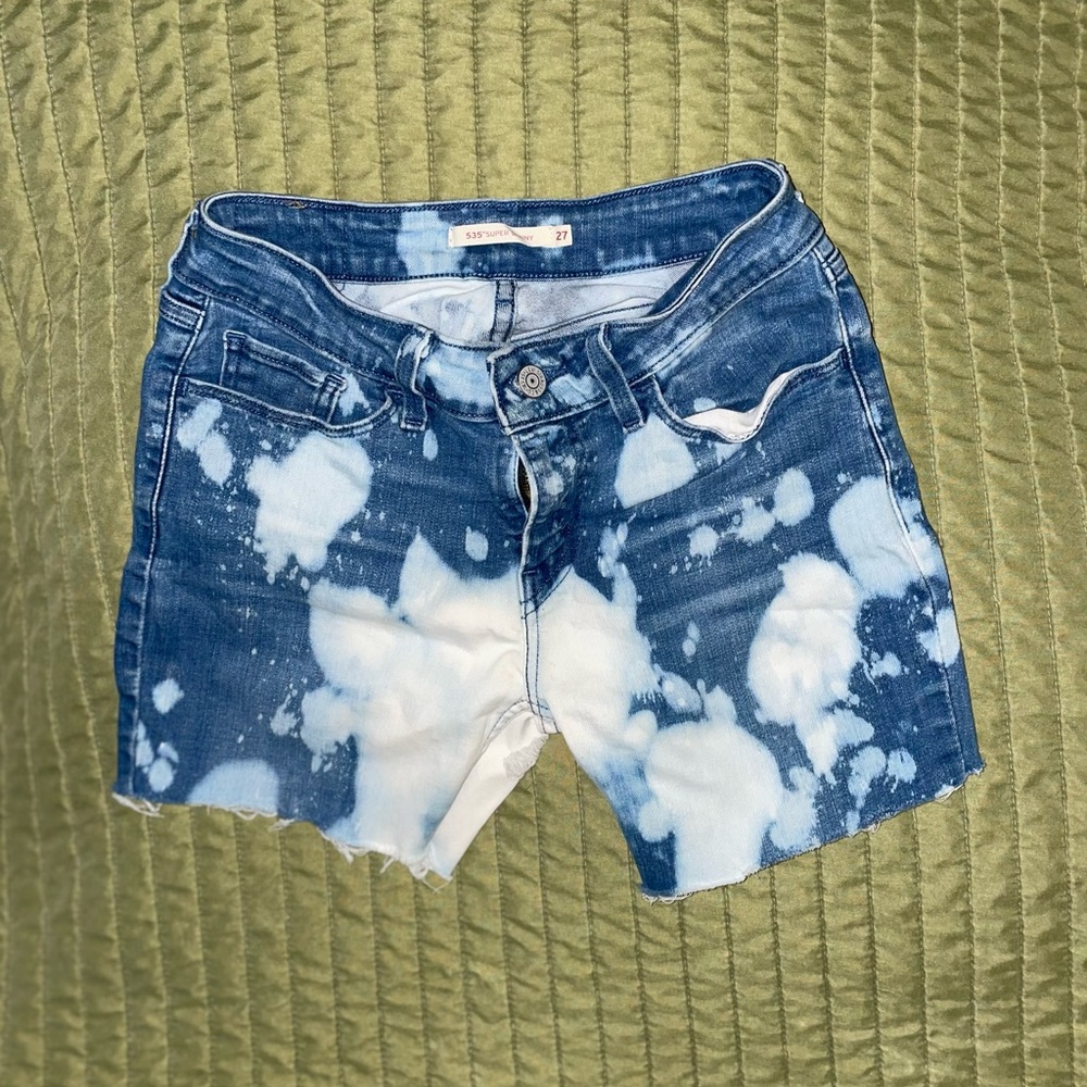 Levi’s Jean Shorts (𝕊𝔸𝕃𝔼)